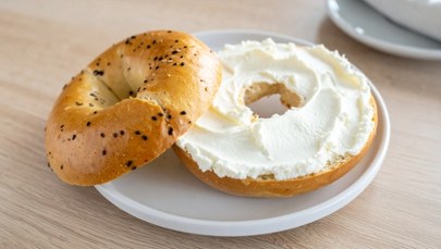 Legenda głosi, że powstał w Krakowie, wielu myli go z obwarzankiem. Czas na bajgla!