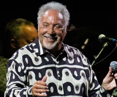 Legenda lat 60. wystąpi w Polsce! Tego lata Tom Jones zaśpiewa w kultowej Operze Leśnej
