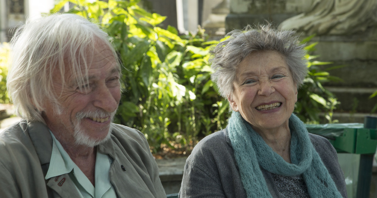 Legendy kina Pierre Richard i Emmanuelle Riva w scenie z filmu "Paryż na bosaka" /materiały prasowe