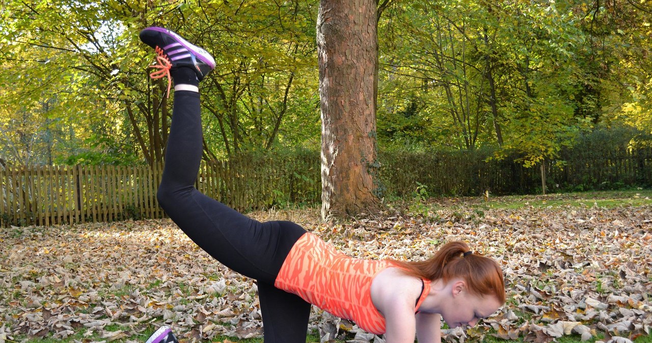 Legginsy to wyjątkowo niekorzystne spodnie dla kobiet po 50-tce. Lepiej więc zostawić je tylko na jogging lub siłownię /123RF/PICSEL