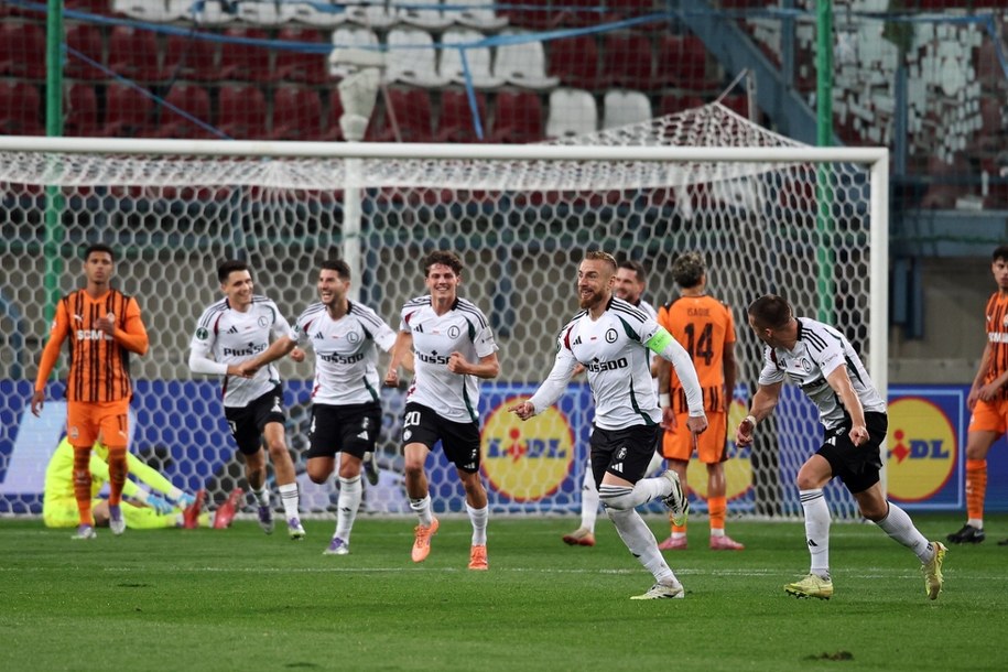 Legia pokonuje Szachtar, polskie drużyny w dobrej formie w Lidze Konferencji /Łukasz Gagulski  /PAP