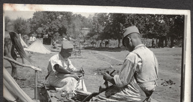 Legionowi szewcy. Rarańcza, 1915 /Stanisław Janowski /Muzeum Historii Fotografii w Krakowie