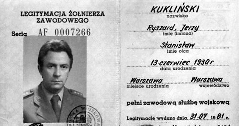 Legitymacja żołnierza zawodowego Ryszarda Kuklińskiego, 1981 /Laski Diffusion /East News