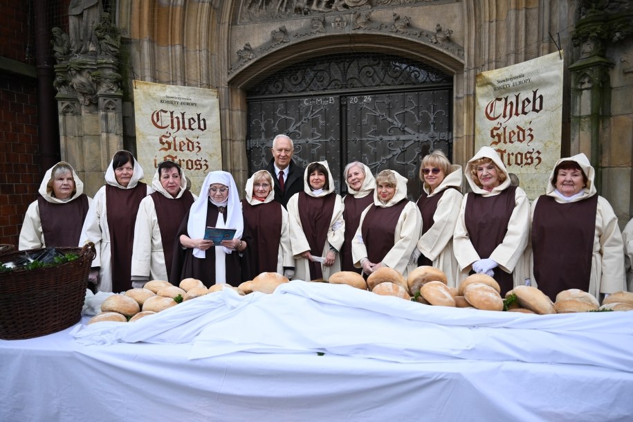 Legnicka wielkopostna jałmużna, w czasie której najbardziej potrzebującym mieszkańcom miasta rozdawane są bochenki okrągłego chleba, postne śledzie i specjalnie na ten cel wybite – pamiątkowe grosze / 	Maciej Kulczyński    /PAP