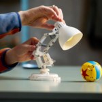 LEGO i Pixar stworzyli kultową lampę z animacji Luxo Jr. W piłce ukryli niespodziankę