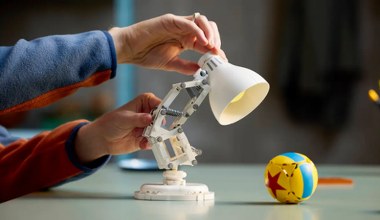 LEGO i Pixar stworzyli kultową lampę z animacji Luxo Jr. W piłce ukryli niespodziankę