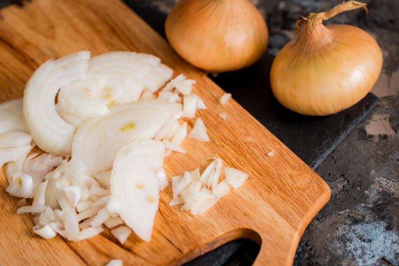 Lej śmiało sok z cebuli na włosy. Zaoszczędzisz na wizytach u fryzjera