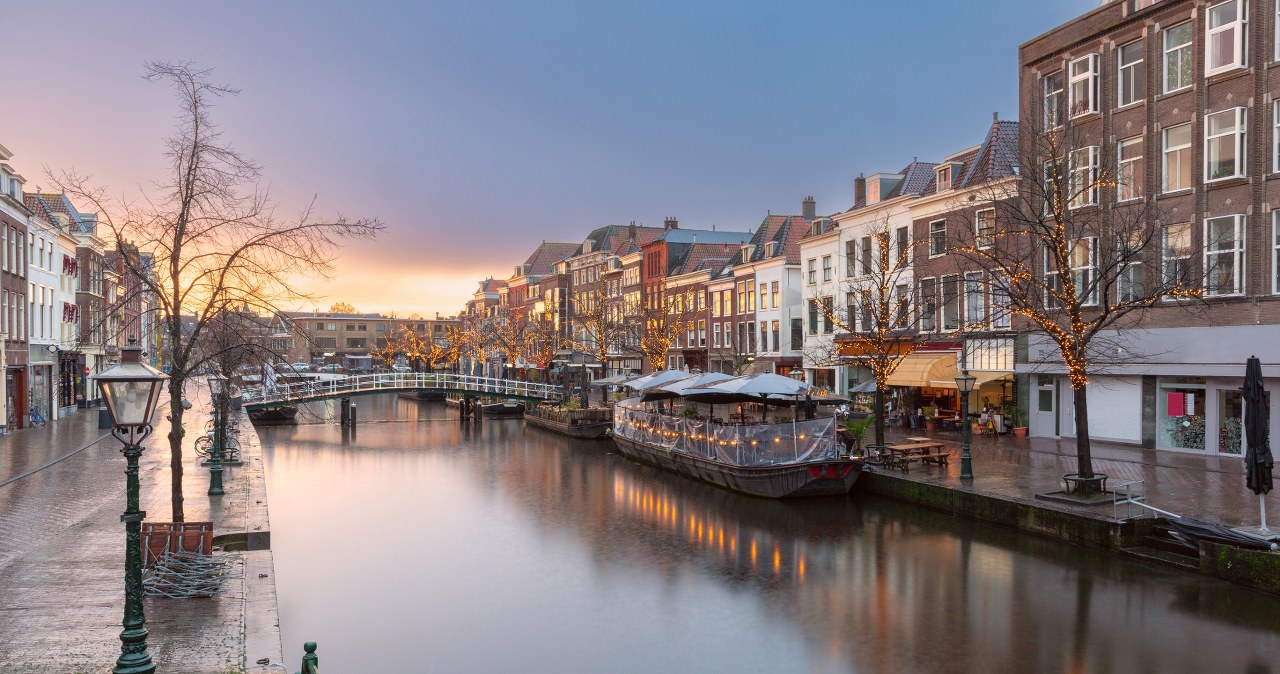 Lejda należy do najstarszych miast niderlandzkich. Zimą przyciąga turystów niezwykłymi atrakcjami, w tym jarmarkiem na wodzie. /Pixel