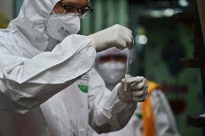 Lek AstraZeneca na COVID-19. Badanie: Skuteczny na poziomie 83 proc.