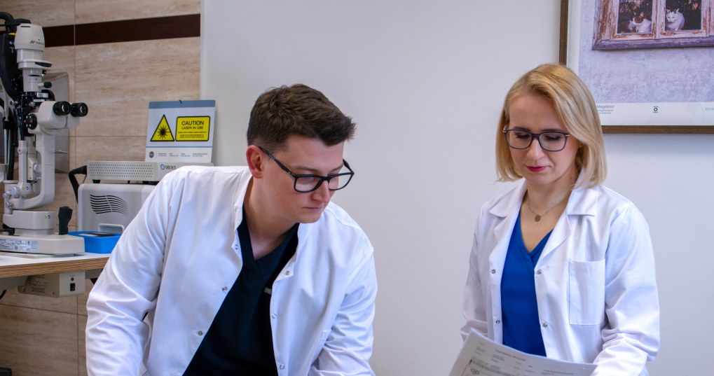 lek. Michał Baćko i lek. Magdalena Lula podczas oceny wyników badań podczas kwalifikacji pacjenta do operacji zaćmy /materiały promocyjne