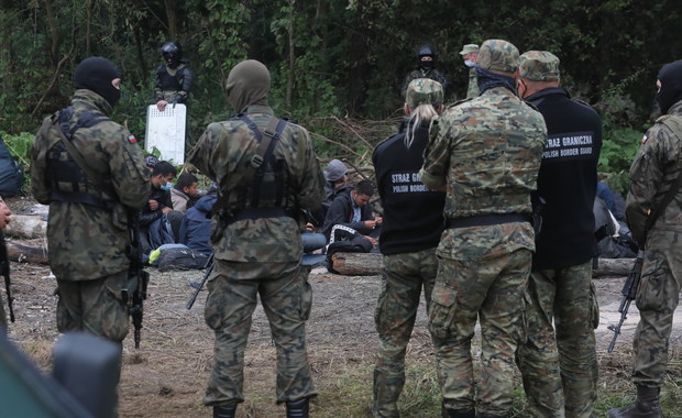 Lekarka i dwoje tłumaczy przedarli się przez kordon służb. Domagają się dostępu do osób koczujących na granicy