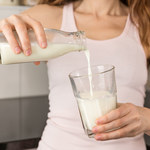 Lekarka ostrzega przed niepasteryzowanym mlekiem. W tle poważne choroby zakaźne