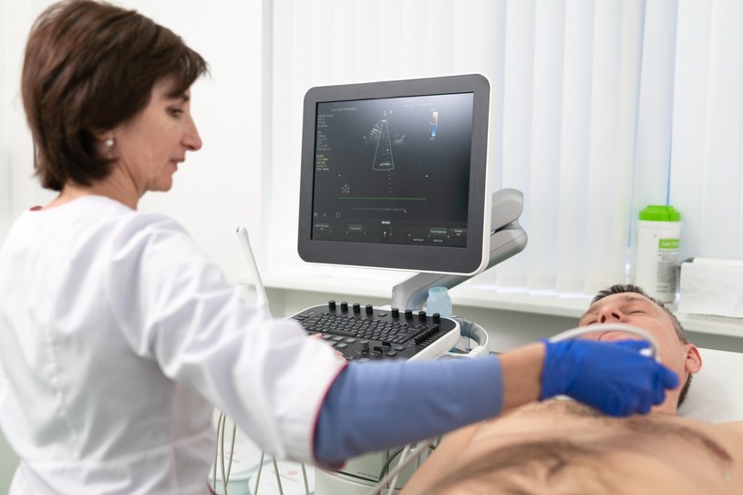 Lekarka przykłada głowicę ultrasonografu do klatki piersiowej /123RF/PICSEL