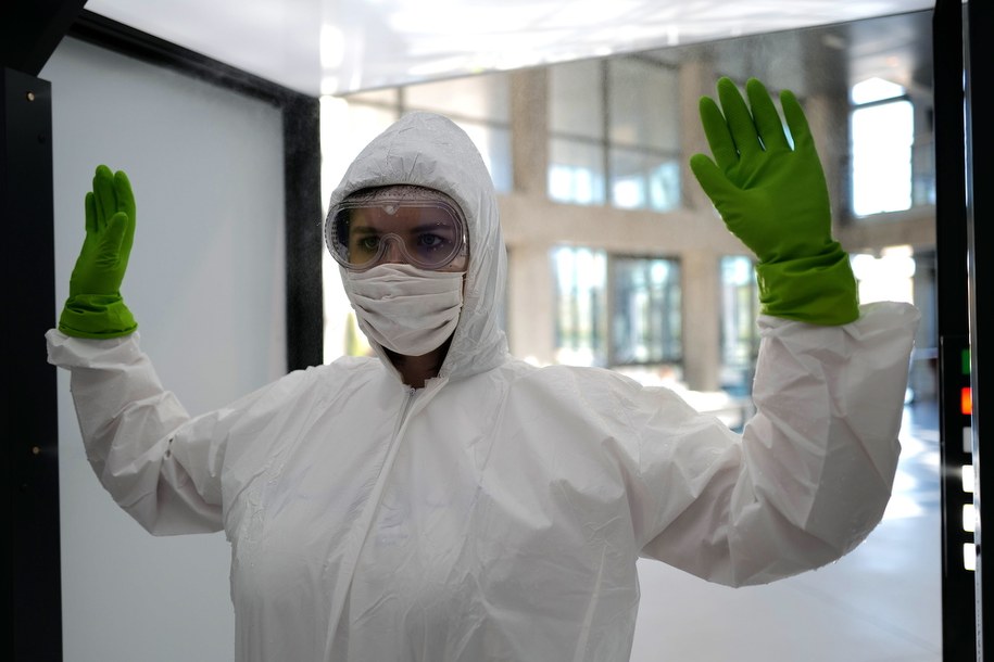 Lekarka w kombinezonie ochronnym /Andrzej  Grygiel /PAP