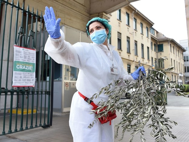 Lekarka ze szpitala w Turynie z gałązkami oliwnymi z okazji Niedzieli Palmowej /ALESSANDRO DI MARCO  /PAP/EPA