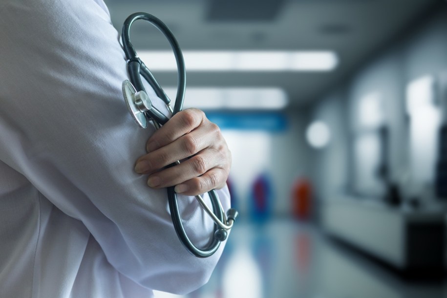 Lekarka została odsunięta od pracy. Z ustaleń śledczych wynika, że feralnego dnia przyjęła 23 pacjentów. /Shutterstock