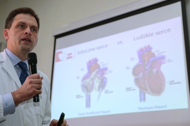 Lekarz Michał Zembala podczas konferencji prasowej na temat wszczepienia pacjentowi całkowicie sztucznego serca / 	Andrzej Grygiel    /PAP