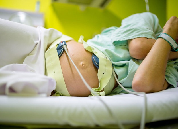 Lekarz może zalecić KTG jeśli obawia się porodu przedwczesnego albo gdy przyszła mama cierpi na cukrzycę lub nadciśnienie. /123RF/PICSEL