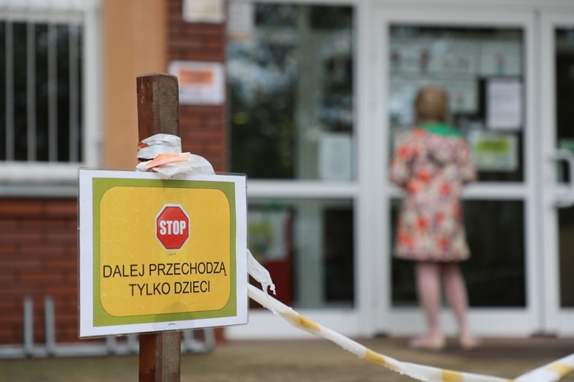 Lekarz o nowych obostrzeniach: Restrykcje powinny pomóc, ale nie rozumiem niektórych idei /Piotr Molecki /East News
