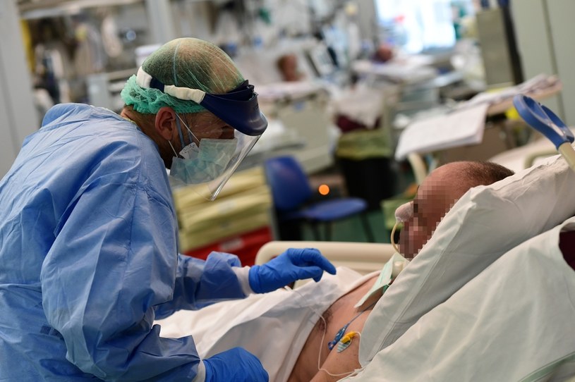 Lekarz pochyla się nad pacjentem zakażonym koronawirusem, zdjęcie ilustracyjne /MIGUEL MEDINA / AFP /AFP