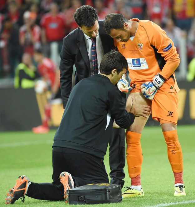 Lekarz pomaga bramkarzowi Sevilli Beto w czasie finału Ligi Europejskiej przeciwko Benfice Lizbona /DANIEL DAL ZENNARO  /PAP/EPA