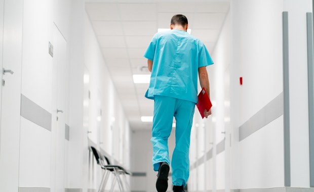 Lekarz pracował 103 godziny bez przerwy. NIK przeprowadziła kontrole