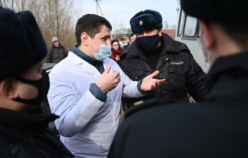 Lekarz przed kolonią karną, w której przebywa Aleksiej Nawalny /AFP
