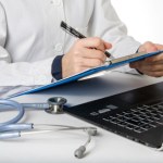 lekarz Lekarz przepracował 4881 godzin w ciągu roku. "Nie ma uregulowań prawnych"