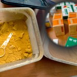 "Lekarz" z Polski zatrzymany. "Leki" produkował w domu