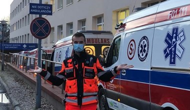 Lekarz zrobił sobie zdjęcie na tle kolejki ambulansów. "To przestroga"
