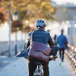 Lekarze alarmują: Na rowerze lepiej jeździć w kasku