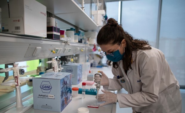 Lekarze apelują do ozdrowieńców o oddawanie osocza. Pomaga leczyć chorych na Covid-19