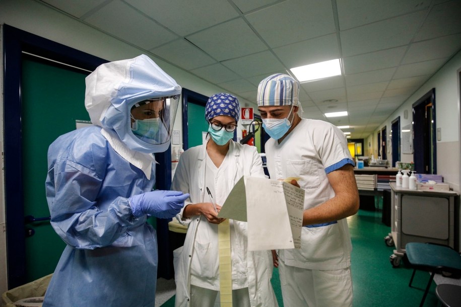 Lekarze jednego z rzymskich szpitali /GIUSEPPE LAMI /PAP/EPA