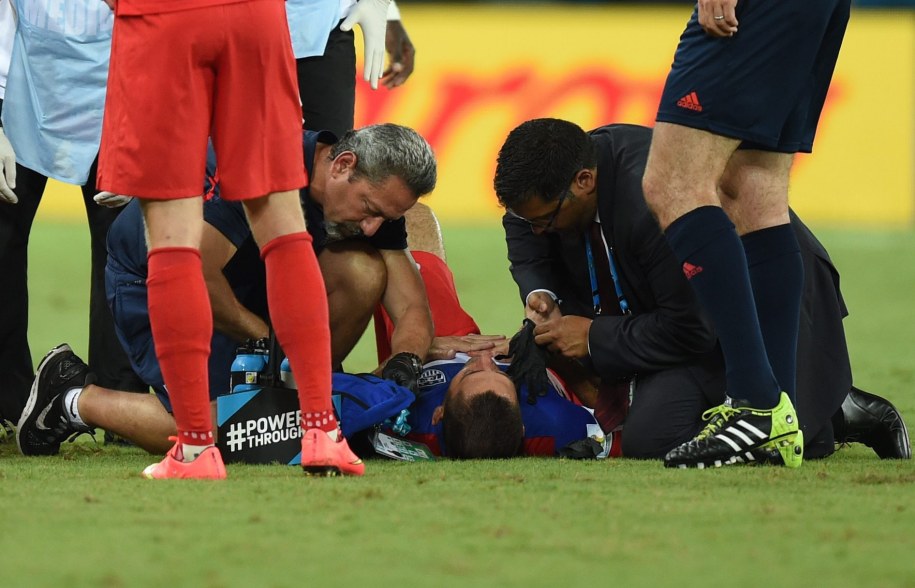 Lekarze kadry opatrują Dempseya na murawie /MARIUS BECKER  /PAP/EPA