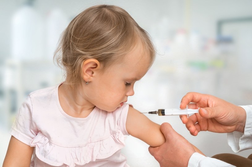 Lekarze liczą, że szczepienia na grypę dla dzieci będą obowiązkowe /123RF/PICSEL