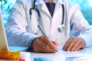 Lekarze negowali zasadność szczepionki. Naczelna Izba Lekarska zajęła się medykami