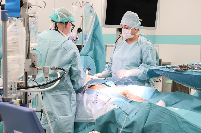 Lekarze podczas operacji, zdjęcie ilustracyjne /Andrzej Wrzesiński /East News