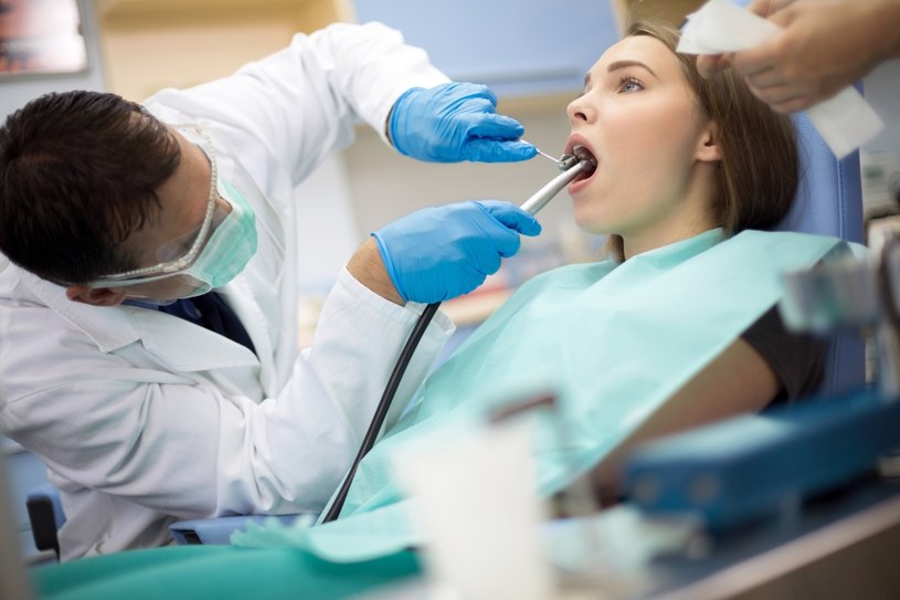 Lekarze przyznają, że pacjenci przychodzą do dentystów zwykle dopiero, „gdy boli” albo gdy ktoś im zwróci uwagę na nieświeży oddech /123RF/PICSEL