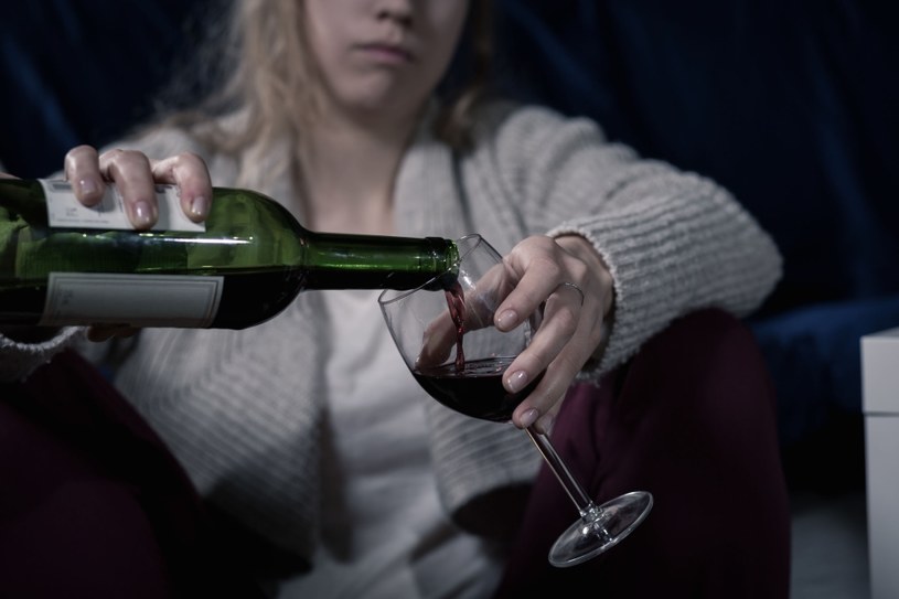 Lekarze przyznają, że u kobiet alkohol powoduje większe spustoszenie. Kobieca wątroba gorzej radzi sobie z jego przemianą /123RF/PICSEL