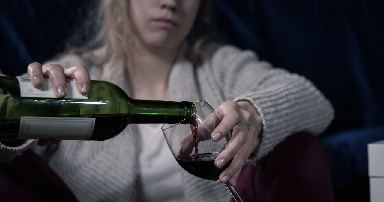 Lekarze przyznają, że u kobiet alkohol powoduje większe spustoszenie. Kobieca wątroba gorzej radzi sobie z jego przemianą /123RF/PICSEL