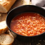 Lekarze rozdawali pomidorową w słoikach. Po co?