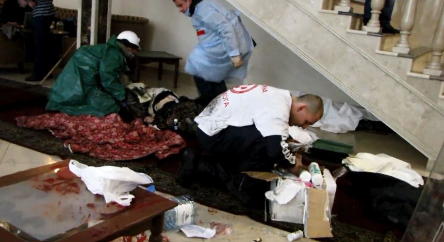 Lekarze udzielają pomocy postrzelonym przez snajpera /Przemysław Marzec /RMF FM