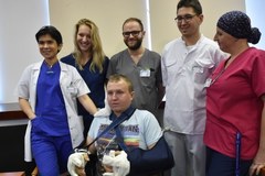 Lekarze z Krakowa przyszyli obie dłonie 24-latkowi