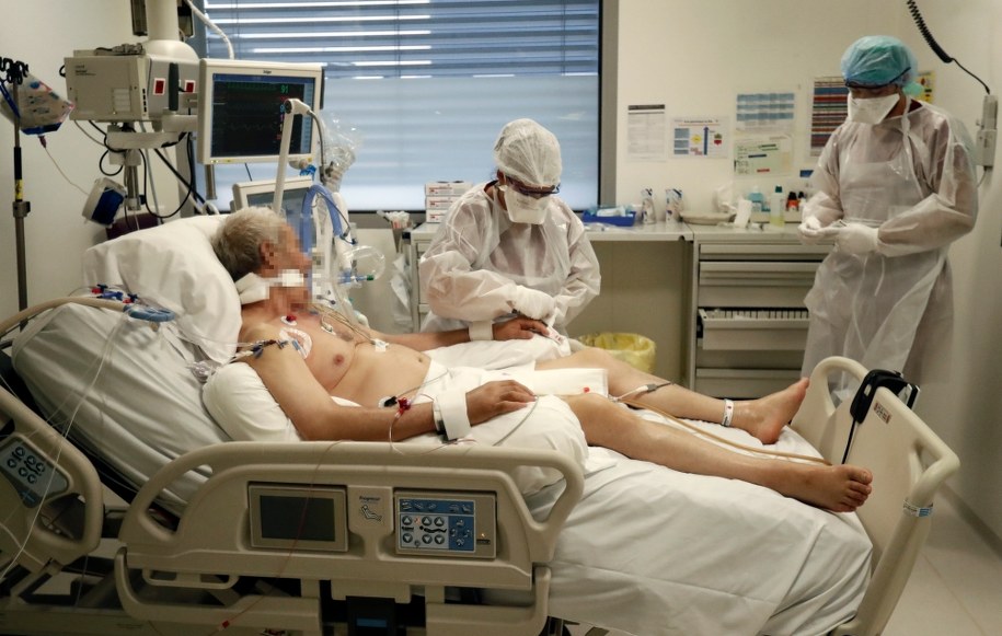 Lekarze zajmujący się pacjentem z COVID-19 w szpitalu w Marsylii /GUILLAUME HORCAJUELO  /PAP/EPA