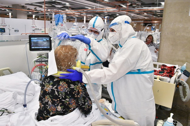 Lekarze zakładają pacjentce hełm ułatwiający oddychanie na oddziale szpitala tymczasowego w Warszawie /Andrzej Lange /PAP