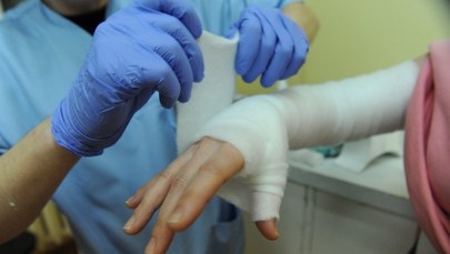 Lekarze źle założyli gips? Pacjent stracił rękę 