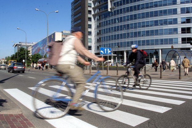 Lekceważenie przez rowerzystów przepisów ruchu drogowego bywa wręcz rażące /Mariusz Cieszewski /Reporter