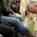 Lekcja pokory od papieża Franciszka. Obmył stopy nieletnim więźniom