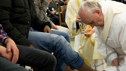 Lekcja pokory od papieża Franciszka. Obmył stopy nieletnim więźniom
