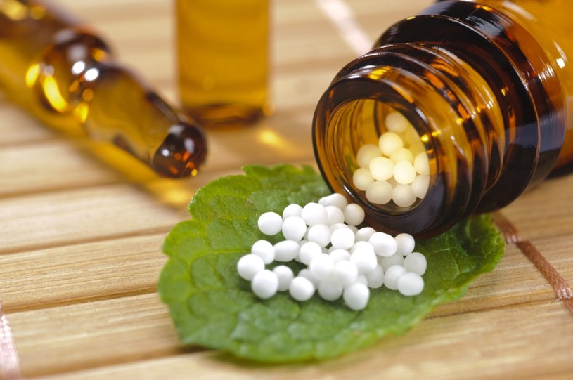 Leki homeopatyczne na odporność dostępne są zazwyczaj w formie mikrogranulek lub syropów /123RF/PICSEL